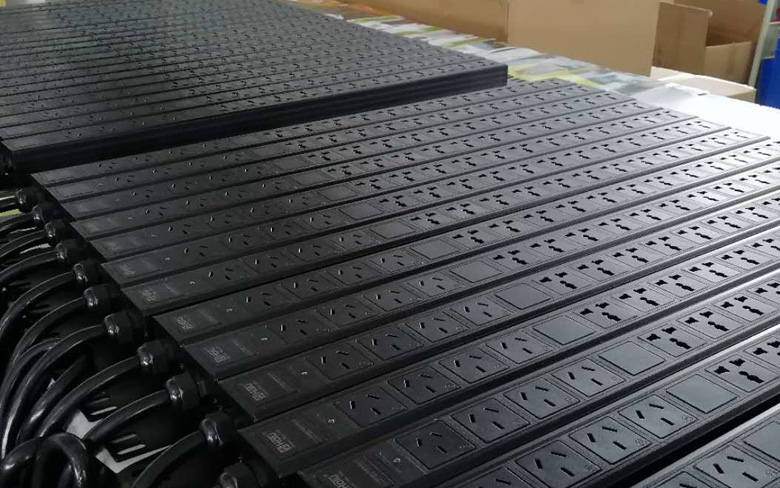 16位機(jī)柜PDU插座 32A輸入PDU插座 萬(wàn)用孔 國(guó)標(biāo)孔