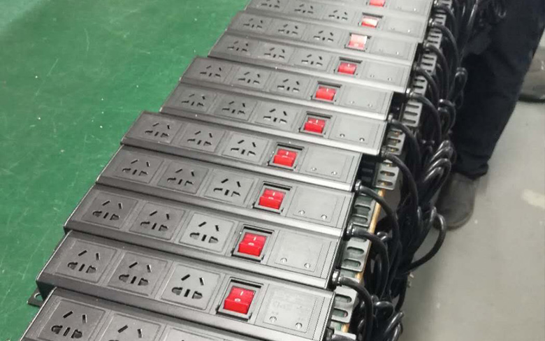 配電箱專用PDU插座  3位國標(biāo)5孔 帶燈雙斷開關(guān) 防雷保護(hù) 