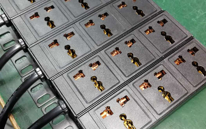 定制PDU插座 小機(jī)箱專(zhuān)用PDU插座 3位萬(wàn)用孔10A